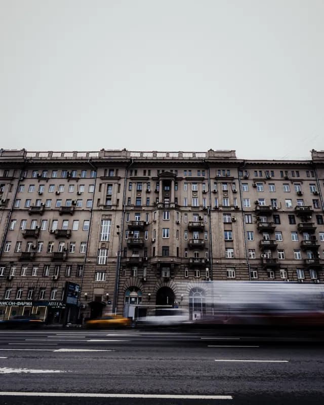 Москва, Россия — уличная фотография, апрель 2022