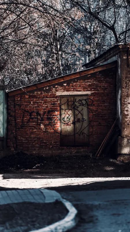 Киров, Россия — уличная фотография, апрель 2023
