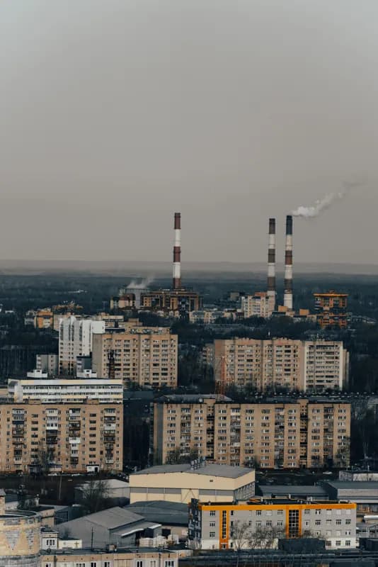 Киров, Россия — уличная фотография, апрель 2025