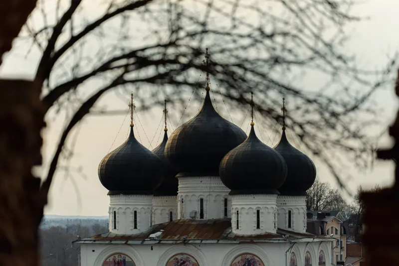 Киров, Россия — уличная фотография, апрель 2025