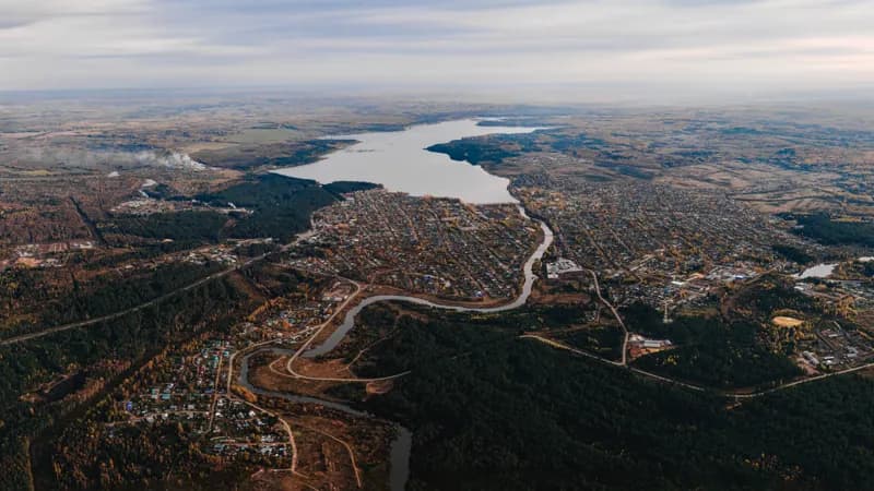Белая Холуница, Россия — уличная фотография, октябрь 2025