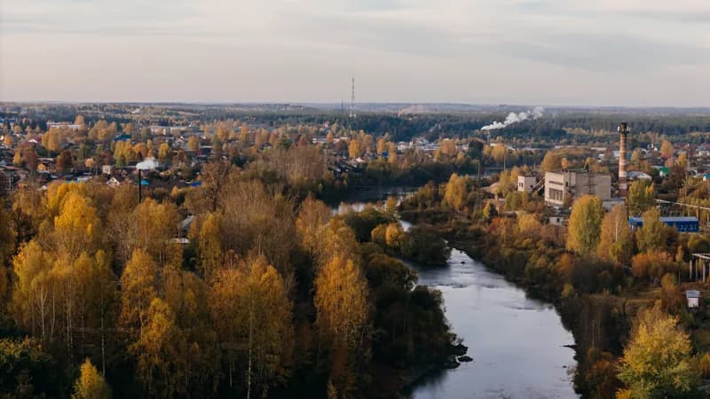 Белая Холуница, Россия — уличная фотография, октябрь 2025