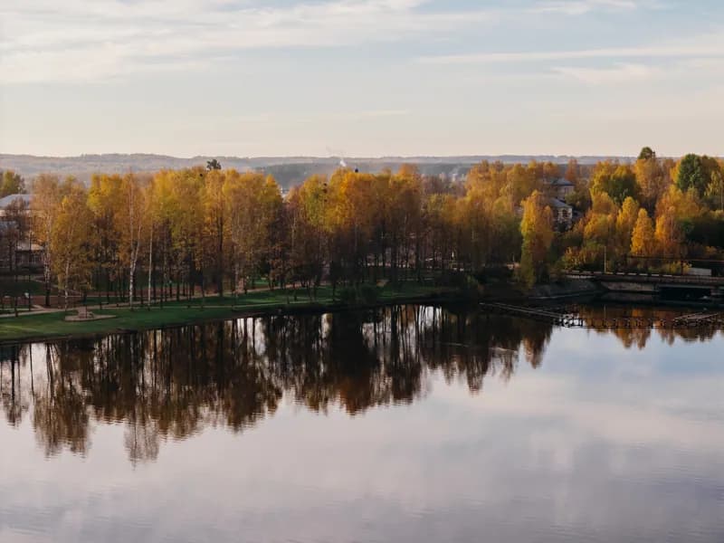 Белая Холуница, Россия — уличная фотография, октябрь 2025