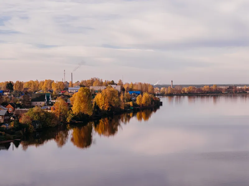 Белая Холуница, Россия — уличная фотография, октябрь 2025