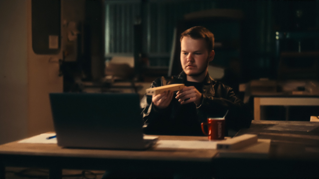 CINQUE. Furniture maker: still from the film 1