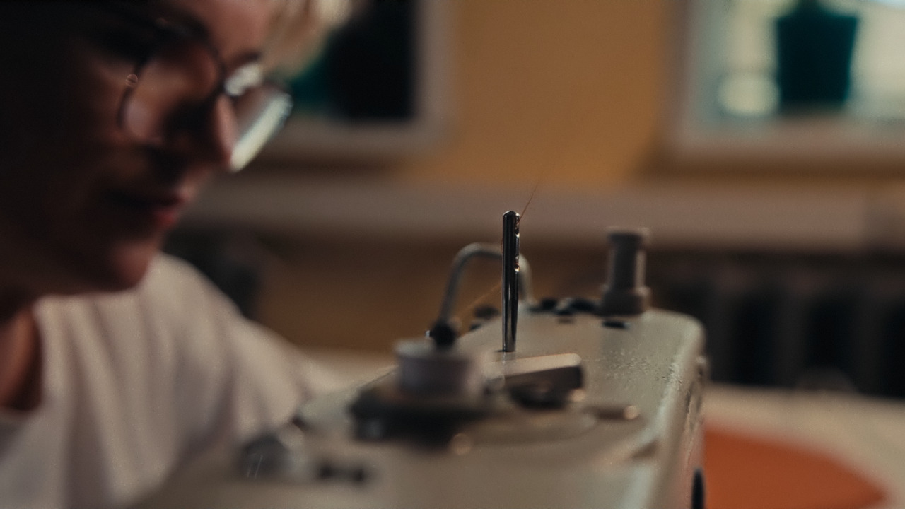 CINQUE. Furniture maker: still from the film 5