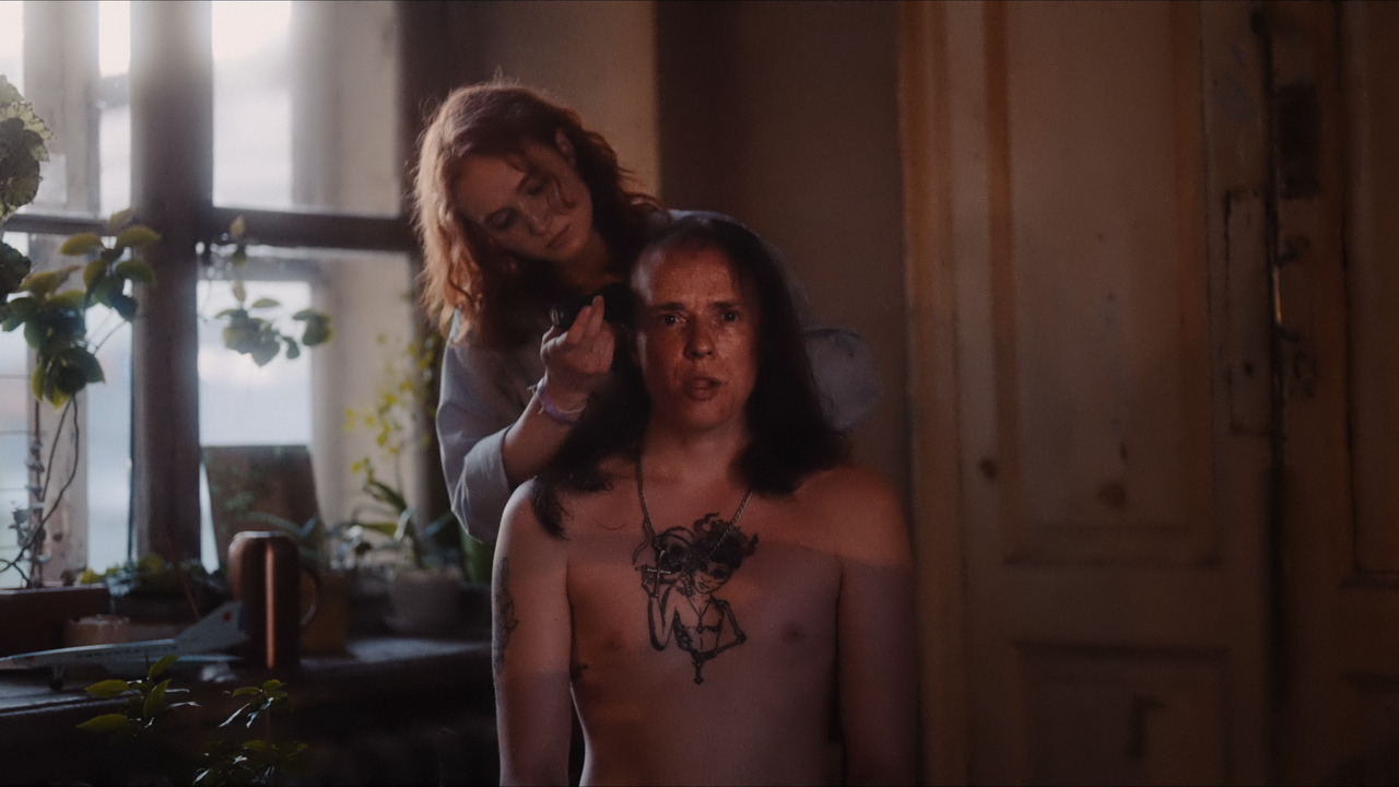 Pier Askeladd feat. Lona - Askeladd's Feather: still from the film 1